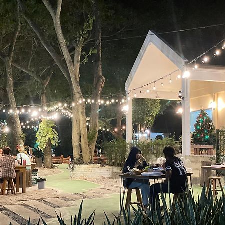Rain Tree Cafe & Homestay Uthai Thani Exterior foto