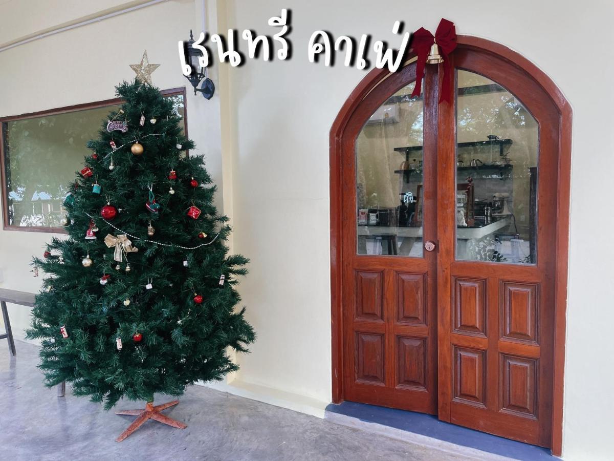 Rain Tree Cafe & Homestay Uthai Thani Exterior foto