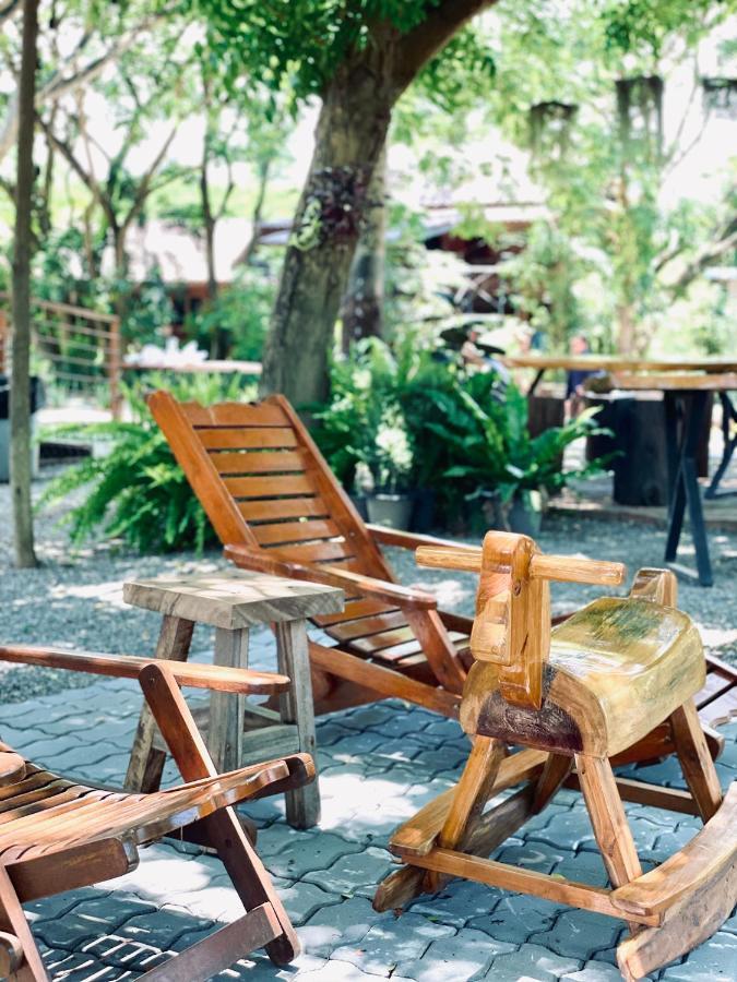 Rain Tree Cafe & Homestay Uthai Thani Exterior foto