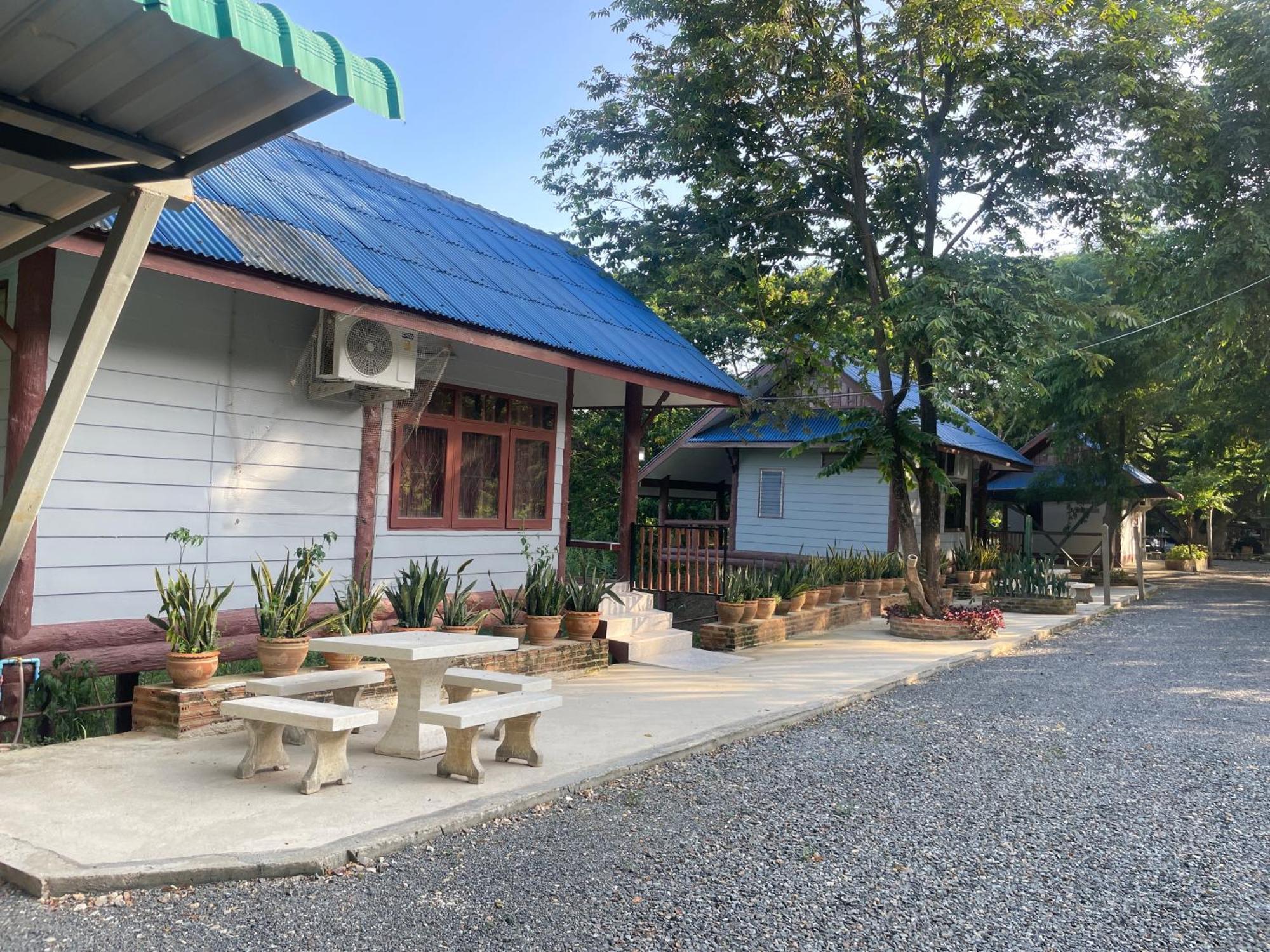 Rain Tree Cafe & Homestay Uthai Thani Exterior foto