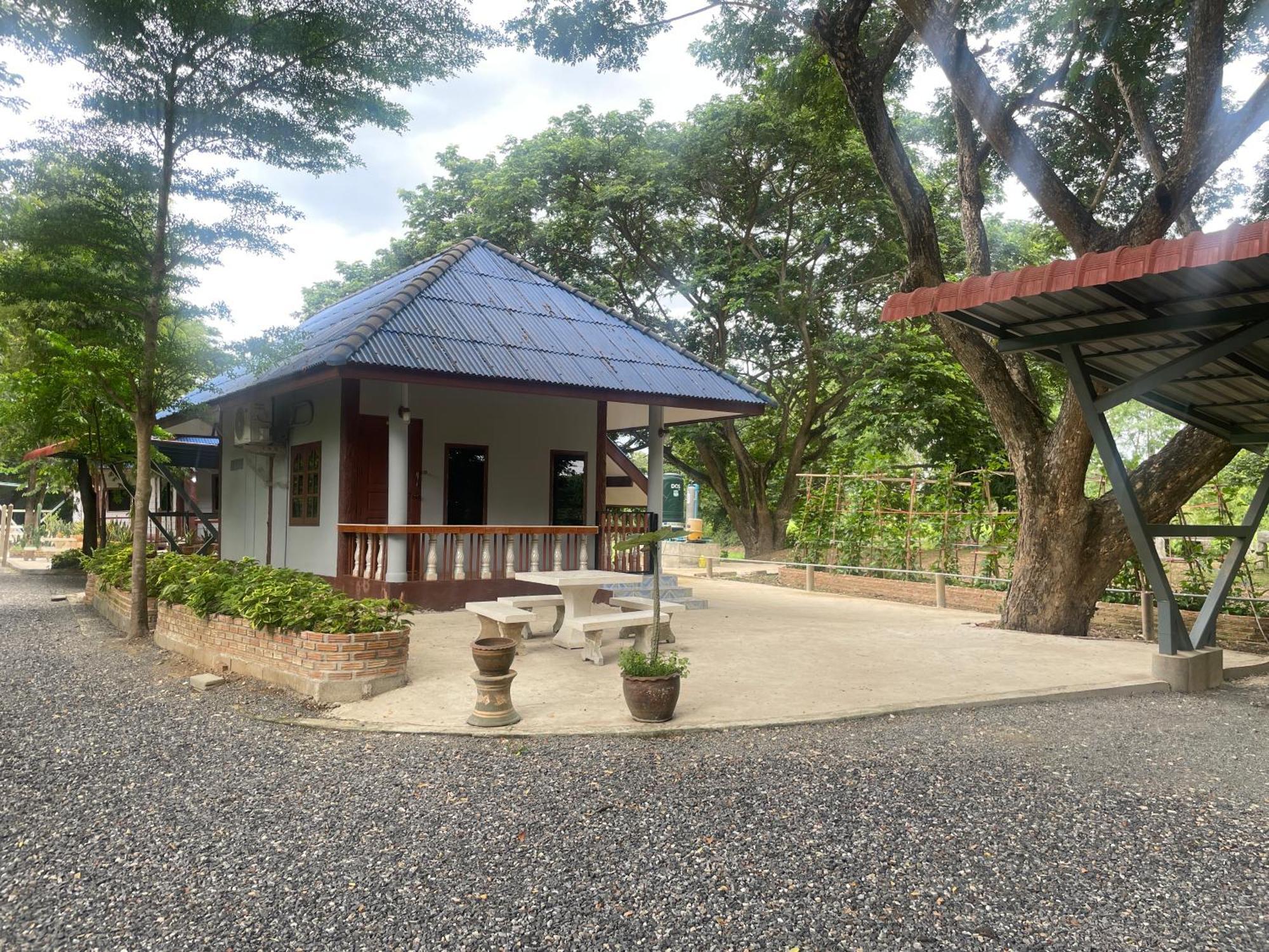 Rain Tree Cafe & Homestay Uthai Thani Exterior foto